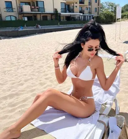 Венцислава Тафкова се налива с вино на Миконос