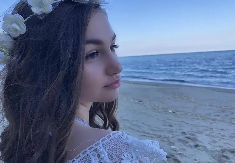 Крисия няма време за море, събира тен на терасата