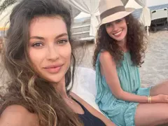 Никол Станкулова на 34 г. с приятелки на море
