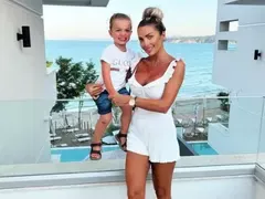 Русата Златка избра Созопол за море с детето