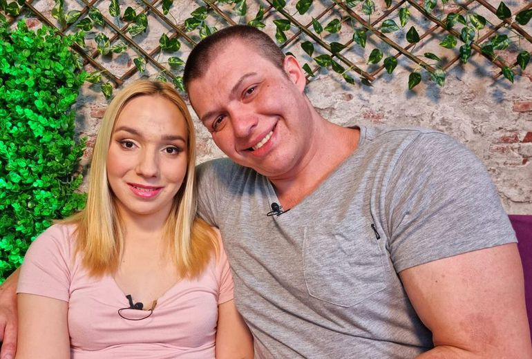 Блъснатата Емили става фолкпевица