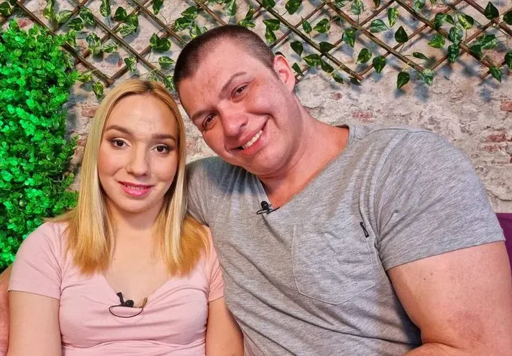 Блъснатата Емили става фолкпевица