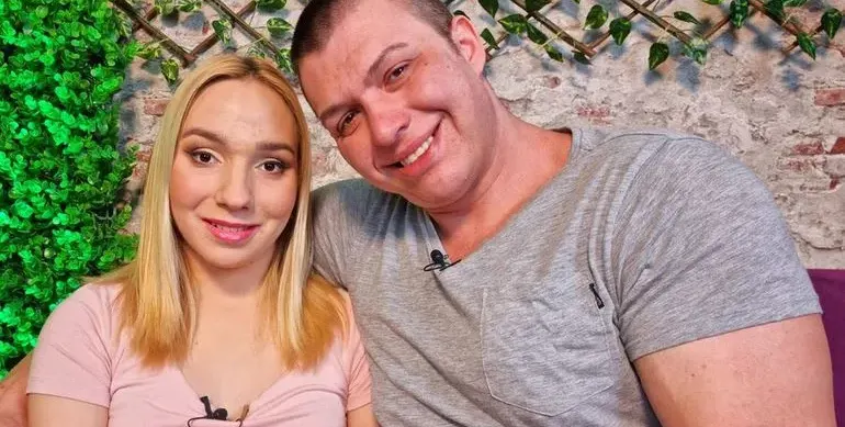 Блъснатата Емили става фолкпевица