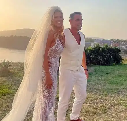 Боби Манекена  се ожени полугол