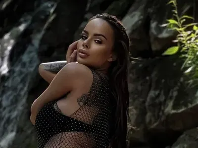 Бременната Сузанита пак без дрехи, показа огромен корем (Снимки)