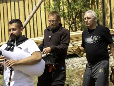 Целуват левачката на Стоичков във „Фермата“