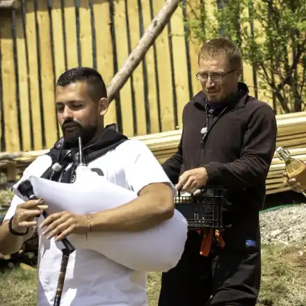 Целуват левачката на Стоичков във „Фермата“