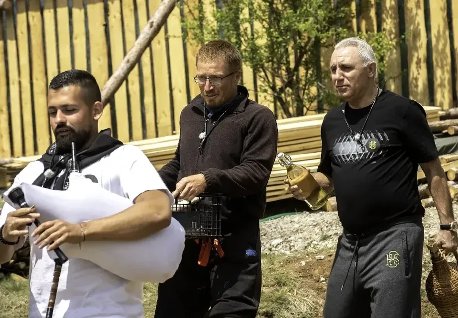 Целуват левачката на Стоичков във „Фермата“