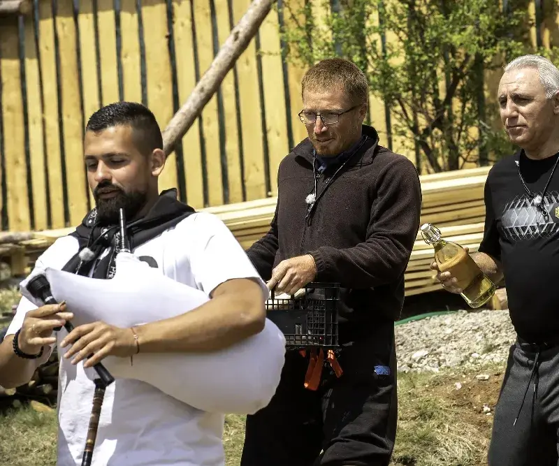 Целуват левачката на Стоичков във „Фермата“