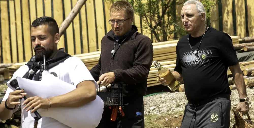 Целуват левачката на Стоичков във „Фермата“