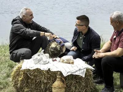 Целуват левачката на Стоичков във „Фермата“