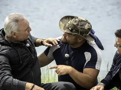 Целуват левачката на Стоичков във „Фермата“