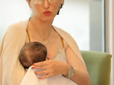 Да я поощрим! Сантра кърми на публични места