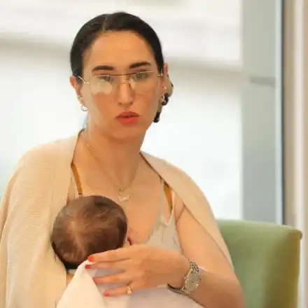 Да я поощрим! Сантра кърми на публични места