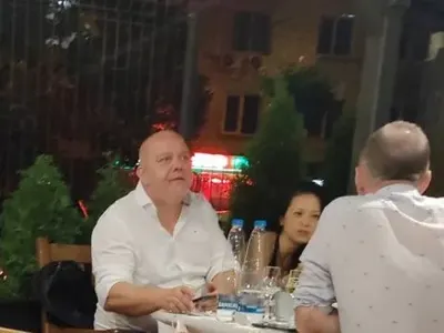 Докато Венета Райкова  4 години страда  по мистериозен мъж, Тишо си хвана азиатка