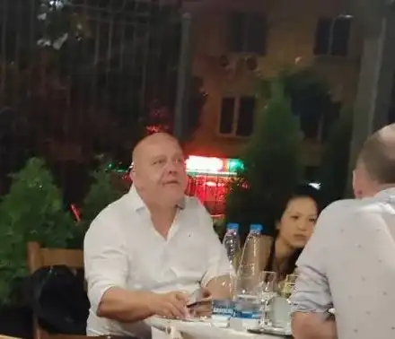 Докато Венета Райкова  4 години страда  по мистериозен мъж, Тишо си хвана азиатка