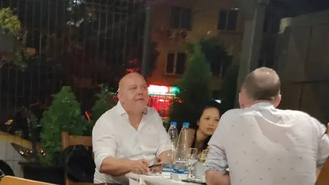 Докато Венета Райкова  4 години страда  по мистериозен мъж, Тишо си хвана азиатка