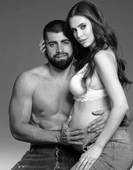 Една от бившите на Джизъса ражда от Недко Сланината