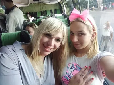 Емили с тротинетката и любимият й Тихомир  се борят за брак