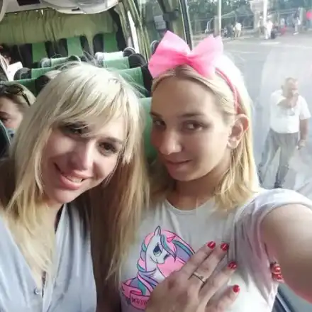 Емили с тротинетката и любимият й Тихомир  се борят за брак