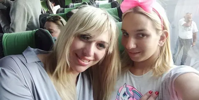 Емили с тротинетката и любимият й Тихомир  се борят за брак