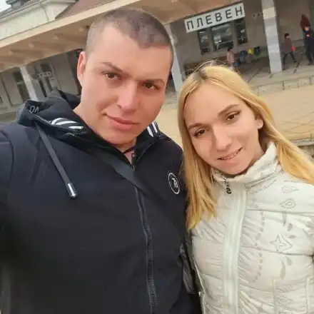 Eмили с тротинетката се оправи след катастрофата (Снимки)