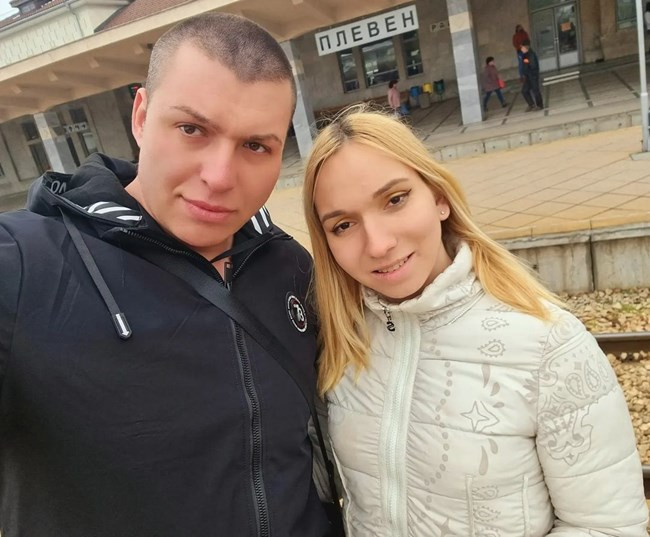 Eмили с тротинетката се оправи след катастрофата (Снимки)