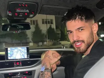 Емрах се фука с часовник за 250 бона (Този модел носят  Роналдо и Брад Пит)