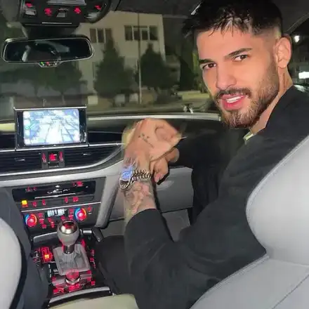 Емрах се фука с часовник за 250 бона (Този модел носят  Роналдо и Брад Пит)