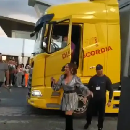 Фенове зяпнаха с уста! Ивана подкара ТИР