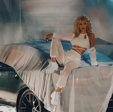 Лидия изкушава къдрава и в бяло