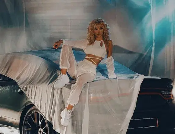 Лидия изкушава къдрава и в бяло