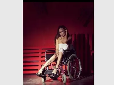 Лорена се снима в инвалидна количка
