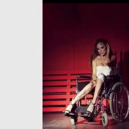 Лорена се снима в инвалидна количка