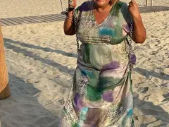 Марта Вачкова се бута на детските люлки