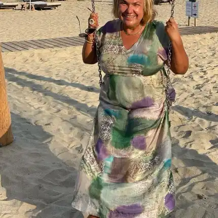 Марта Вачкова се бута на детските люлки