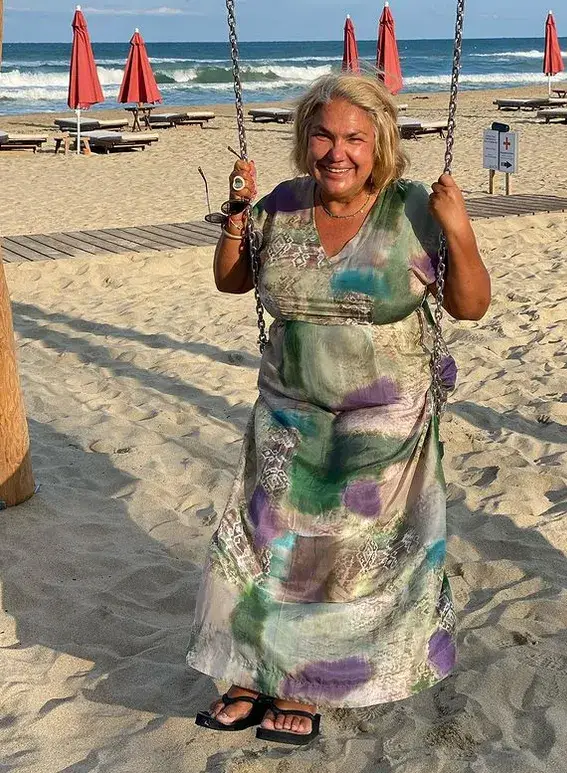 Марта Вачкова се бута на детските люлки