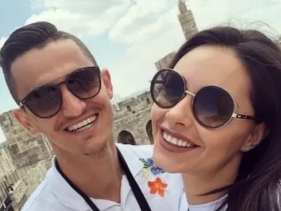 Миска заминава с бебето за Кипър