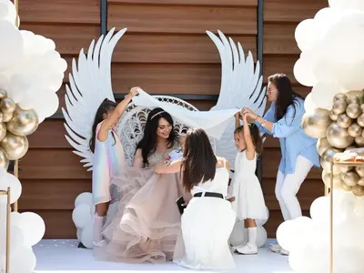 Миската Радост ориса бебето си