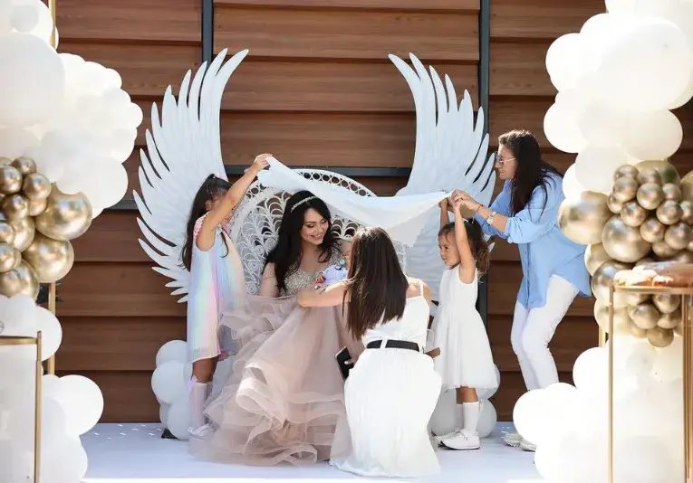 Миската Радост ориса бебето си