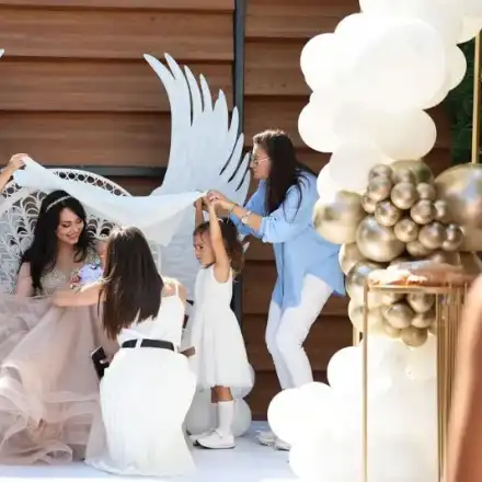 Миската Радост ориса бебето си