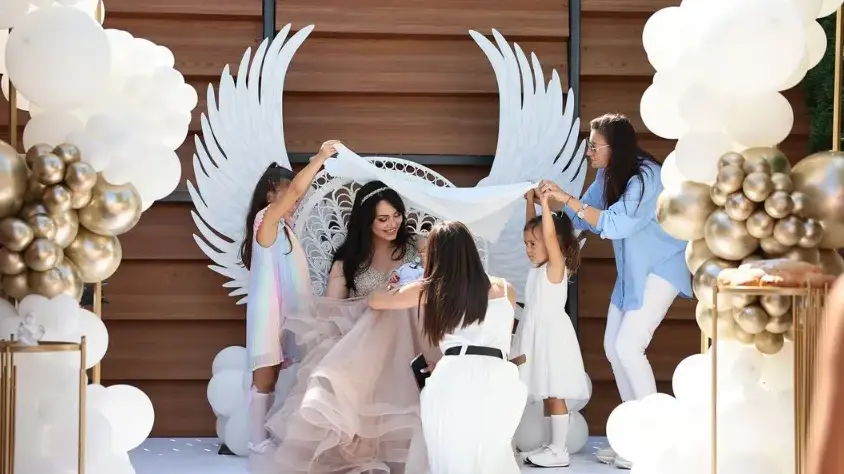 Миската Радост ориса бебето си