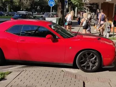 Наглост: Алекс Богданска „инфлуенсна“ 2/3 от тротоара на бул. Витоша (Снимки)