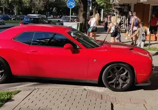 Наглост: Алекс Богданска „инфлуенсна“ 2/3 от тротоара на бул. Витоша (Снимки)