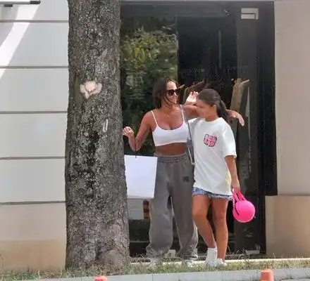 Николета кипри щерка си за училище (Папарашки снимки)