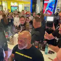 Опашка за селфита с Майк Тайсън на световно тютюнево изложение в Дортмунд