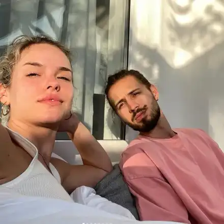 Папи Ханс се обясни на гаджето си