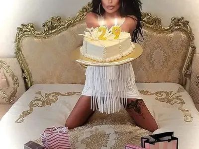 Плеймейтка празнува ЧРД в леглото