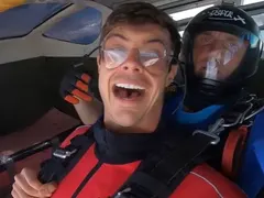 Потрошеният Буков скочи с парашут