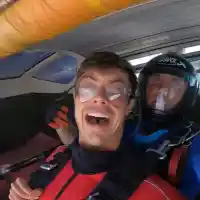 Потрошеният Буков скочи с парашут